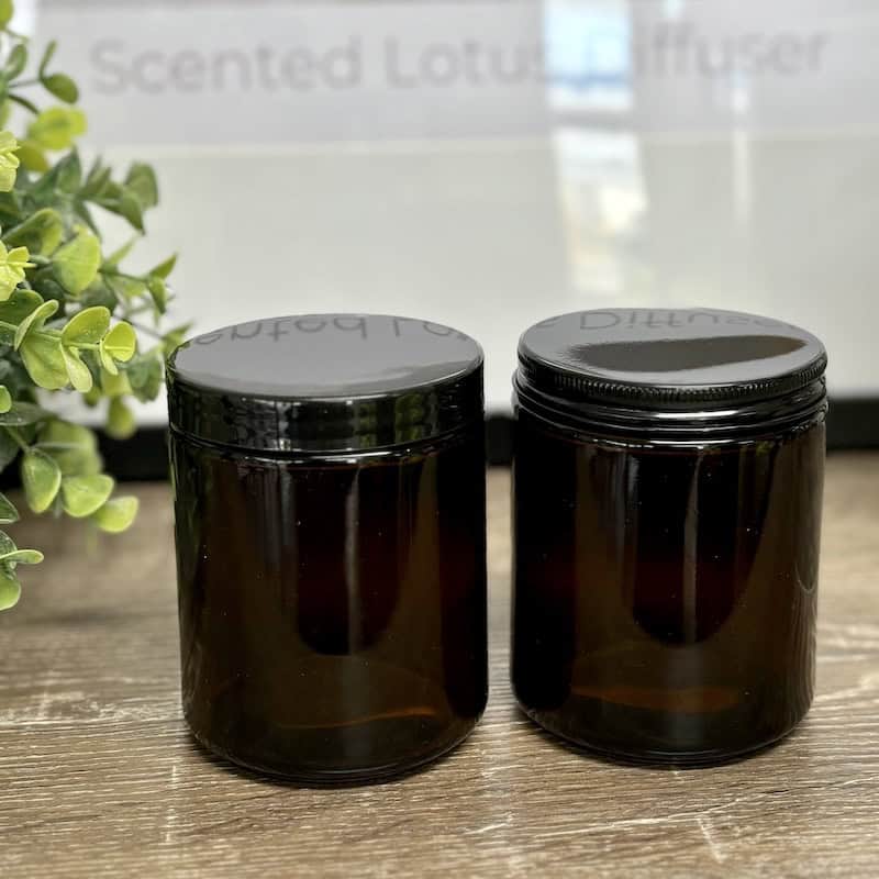 Comparing Apothecar Candle Jar 225g with Black Plastic screw cap lid and the Metal Lid
